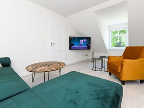 Wohnzimmer mit Essplatz und integrierter Küche