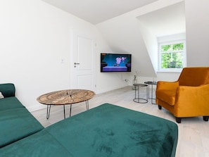 Wohnzimmer mit Essplatz und integrierter Küche