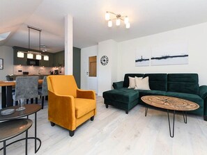 Wohnzimmer mit Essplatz und integrierter Küche