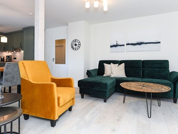 Wohnzimmer mit Essplatz und integrierter Küche
