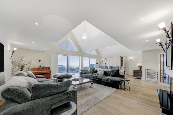 Living Room / Lounge