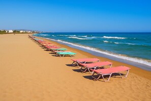 Aposelemi Beach Nearby – Just 750m away – perfect for sunbathing and seaside walks.