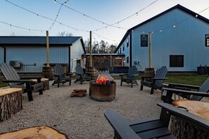 Gather around the 32-inch smokeless fire pit, nestled in Adirondack chairs. Let the night sky dazzle you with a canopy of stars.