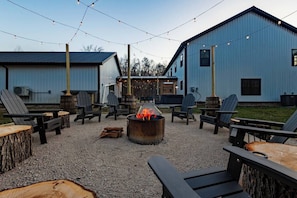 Gather around the 32-inch smokeless fire pit, nestled in Adirondack chairs. Let the night sky dazzle you with a canopy of stars.