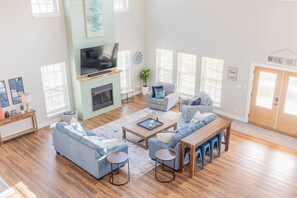 This sunlit gathering space features seating for 12, a 75” Smart TV, and a fireplace centerpiece. With a high-top bar for 4, vaulted ceilings, and rustic-modern decor, it’s perfect for movie nights and relaxing after Red River Gorge adventures!