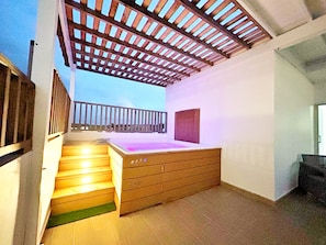Outdoor spa tub