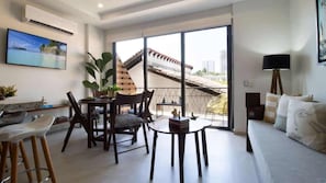 The space has A/C and a wall-mounted Smart TV