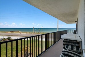 Corner unit, spacious balcony with incredible views!