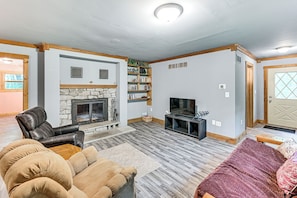 Living Room | 1st Floor | Flat-Screen TV | Wood-Burning Fireplace