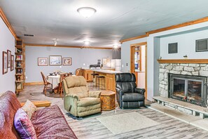 Living Room | 1st Floor | Flat-Screen TV | Wood-Burning Fireplace