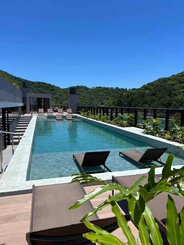Piscina no piso superior
