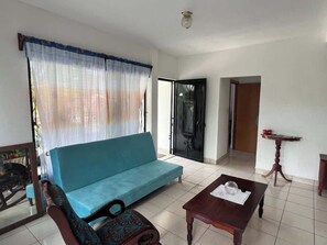 Sala (sillón, espejo, silla, centro de mesa)