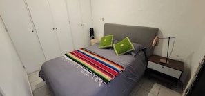 Recámara (Cama, buró, clósets, ventilador)