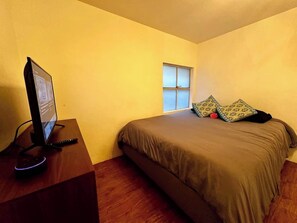 Cuarto principal (cama matrimonial, tv, focos, cama abatible, alexa)