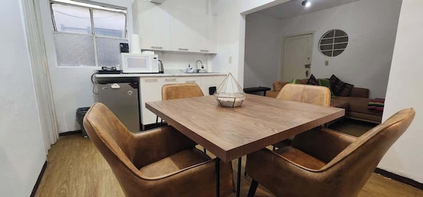 Comedor (mesa con 4 sillas, cocina integrada, planta de decoración)