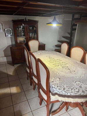 Comedor (visto desde la mesa, sillas, vitrina, escalera de caracol)
