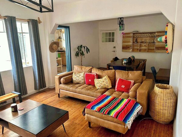 Living room (Sofa cama, mesa con 4 plazas, mesa de centro, decoración mexicana)