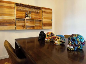 Sala (mesa con 4 sillas, decoración, cantina con copas y licores)