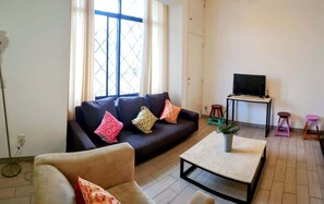 Sala (vista desde la entrada, sillones, mesa de centro mármol, televisión, mueble, ventana)