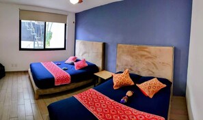 Cama (vista desde la entrada, cama, almohadas, muñecos de peluche, cabecera, ventana) 