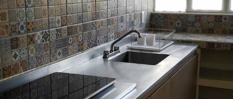 Cocina (vista desde la encimera, fregadero, estufa y ventana)