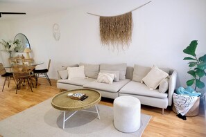 A cozy and stylish living space, perfect for relaxing or entertaining.