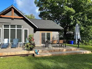 outdoor dinning area with xxl umbrella for shade