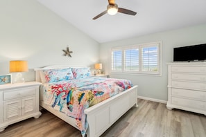 Oceanfront Master Bedroom with Flat Screen TV (King Bed)