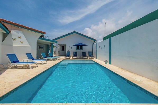 Take a dip in the sparkling pool, lounge under the Aruban sun, or sip cocktails at dusk. With plenty of seating, lush surroundings, and a half bath for added convenience