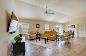 Living Room | Free WiFi | Central Heating & A/C | Smart TV