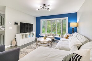Living Room | Free WiFi | Smart TV | Main Floor