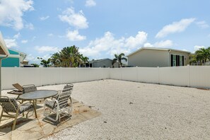 Private Fenced Backyard | 3 Mi to Fort Meyers Beach