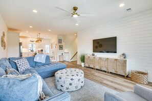 Living Room | Free WiFi | Central A/C & Heat | Smart TV | Main Floor