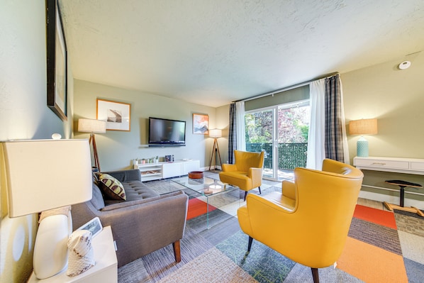 Renton Vacation Rental | 1BR | 1.5BA | 800 Sq Ft | Step-Free Access