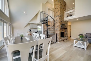 Interior | Dining Area | Kitchen