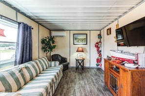 Living Room | Free WiFi | Smart TV | Queen Sleeper Sofa | Single-Story Home