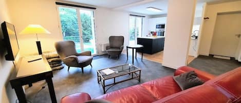 SALON DONNANT SUR LA TERRASSE
