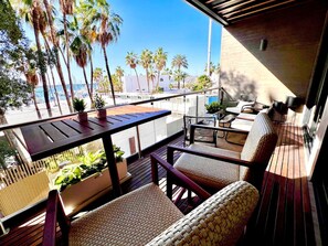 Disfruta de momentos inolvidables en este elegante balcón, amueblado con piezas cómodas y de buen gusto. Ideal para tomar un café por la mañana o una copa al atardecer, todo mientras te relajas con una vista refrescante al mar y al palmar que envuelv