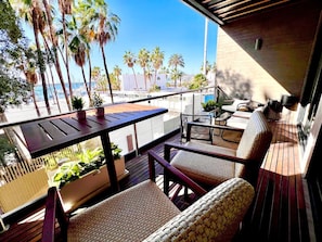 Disfruta de momentos inolvidables en este elegante balcón, amueblado con piezas cómodas y de buen gusto. Ideal para tomar un café por la mañana o una copa al atardecer, todo mientras te relajas con una vista refrescante al mar y al palmar que envuelv