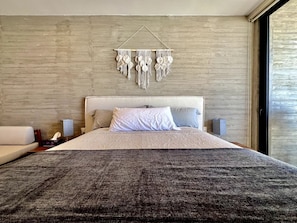 La recámara principal ofrece una cama amplia y muy cómoda, pensada para garantizarte un descanso reparador. Con ropa de cama suave, iluminación cálida y un ambiente tranquilo, es el rincón ideal para relajarte después de un día disfrutando del mar.