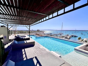Sumérgete en esta refrescante alberca, acompañada de una amplia y elegante pérgola que ofrece sombra y descanso en un ambiente sofisticado. Disfruta del sol en cómodos camastros o relájate bajo la pérgola con una bebida en mano, todo rodeado de un en