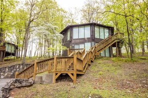 Secluded. Scenic. Simply perfect. Acorn Abode at Treetop Villas.