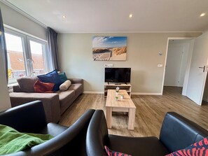 Waschmaschine, Wäschetrockner, Wäschekammer, Major Appliance, Wäsche, Interior Design, Haushaltsgerät, Flooring, Fussboden, Küchengerät