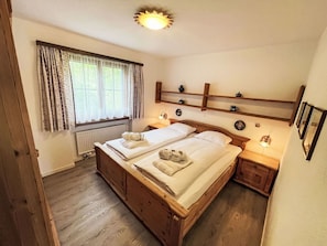 Holz, Schlafzimmer, Bett, Möbel, Bettdecke, Haus, Interior Design, Zuhause, Bedding, Bettrahmen