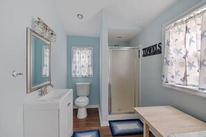 Full bathroomRefresh and unwind in our beach-themed bathroom! With starfish curtains and a bright, clean space, it's the perfect spot to get ready for your Shore adventures. We provide complimentary towels, shampoo, conditioner, and body wash!