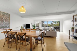 Dining, Lounge