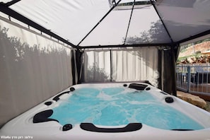 Bain à remous extérieur