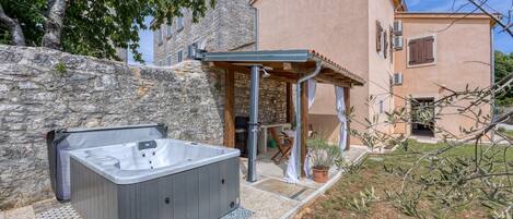 Bain à remous extérieur