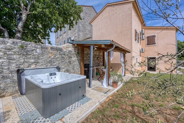 Bain à remous extérieur
