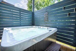 Smoky Mountain Sapphire's bubbling hot tub